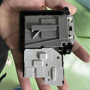 Verrou de porte de machine à laver Fuli EBF61315802 MFG63099101, pièce de rechange en plastique durable - Product Image 2