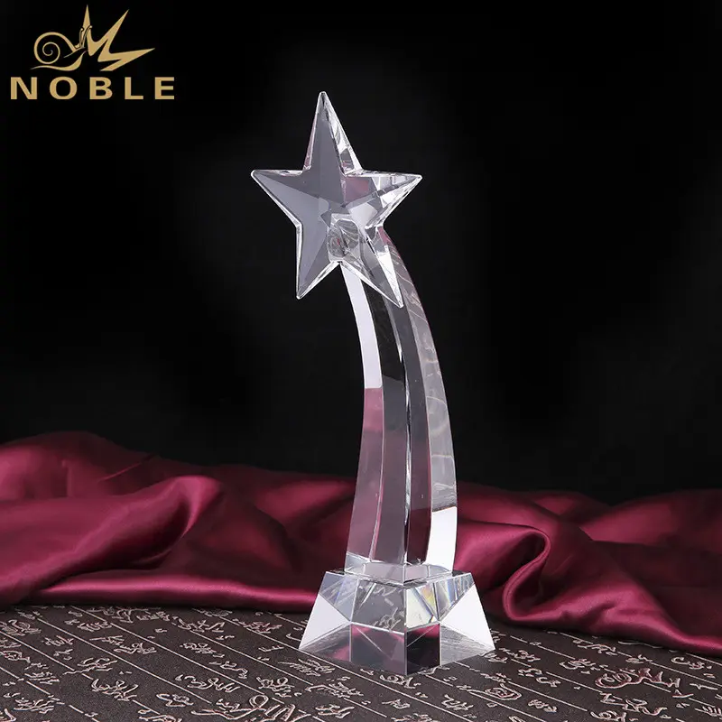 A torre de estrela do troféu de cristal do presente da lembrança com base clara