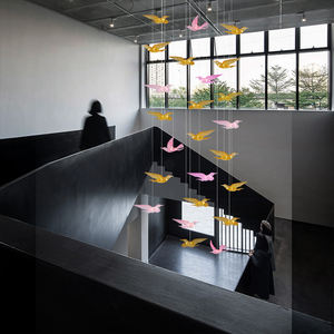 Красочный декор в форме птицы, лестница, длинная гостиничная столовая, хрустальная люстра и подвесной светильник - Product Image 4