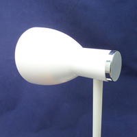 Lampe de bureau LED sans fil moderne avec commande tactile et angle de lumière réglable, alimentée par batterie rechargeable