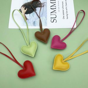 Porte-clés en cuir PU en forme de cœur, pendentif d'amour tendance, breloques de sac de luxe, accessoires de sac pour femmes, personnalisables, vente en gros - Product Image 3