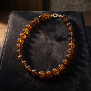 MN EXPORTS Collier classique en résine ambrée et perles naturelles, fait main, forme boule, bijoux unisexe pour occasions festives - Product Image 1