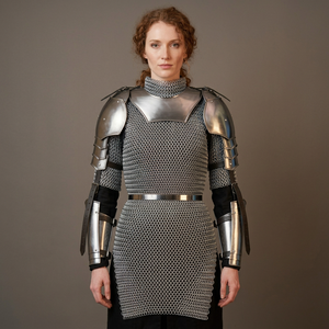 Armadura de Caballero Gótica de Acero Inoxidable con Acabado Plateado y Detalles de Malla de Cadena, Diseño Moderno de Imitación Antigua para Exhibición - Product Image 1