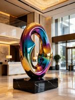 Grande sculpture métallique personnalisée, statue métallique abstraite à finition miroir de qualité supérieure pour la décoration commerciale des halls d'hôtels, des centres commerciaux et des places publiques