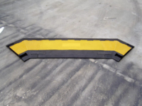 Rampa de câbles portable en caoutchouc jaune et noir pour pont de sécurité routière, robuste et durable, à 2 canaux, pour asphalte, vente en gros d'usine