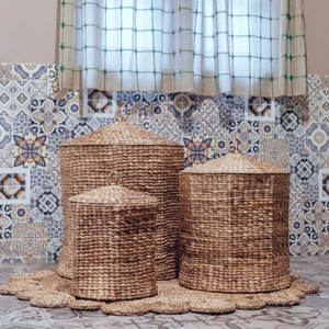 Panier à linge artisanal en jacinthe d'eau avec couvercle, panier de rangement tissé GARUT en 3 tailles, organiseur de vêtements écologique - Product Image 2