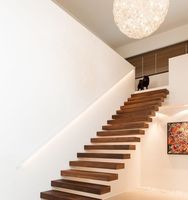 Escalier intérieur sur mesure de style standard avec marches en bois flottantes droites