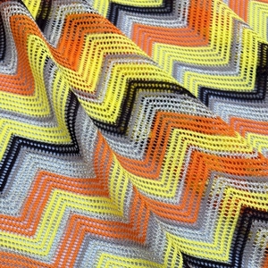 Tessuto Traforato <span class=keywords><strong>a</strong></span> <span class=keywords><strong>Maglia</strong></span> con Motivo Geometrico <span class=keywords><strong>a</strong></span> Strisce e Onde Zig Zag in Colori Metallici Dorati per Costumi da Bagno e Bikini - Product Image 3