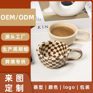 Taza de cerámica estilo coreano retro con diseño de tablero de ajedrez irregular para beber café o té con asa de 100 ml. - Product Image 3