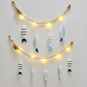 ไฟ LED รูปปลาแบบสายห้อย สไตล์เมดิเตอร์เรเนียน สำหรับตกแต่งห้องนอนภายในบ้าน ให้แสงอบอุ่น พร้อมจี้พลาสติกแขวนผนัง - Product Image 2