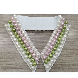 Collana Girocollo Artigianale con Perle di Vetro Rosa Oliva e Gancio Frontale, Regalo per Donne - Product Image 2