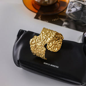 Brazalete Ancho de Acero Inoxidable Dorado con Textura Martillada, Joyería Unisex - Product Image 4