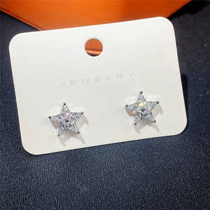 Orecchini a Perno con Cristallo a Forma di Stella in Argento 925 Placcato Oro Bianco, Design Minimalista per Uso Quotidiano, Gioielli Unisex - Product Image 4