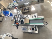 Applicateur automatique d'autocollants pour plateaux alimentaires Machine d'étiquetage Machine d'impression d'étiquettes pour plateaux/boîtes en plastique carrées