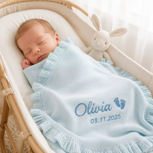 <span class=keywords><strong>Couverture</strong></span> Bébé Personnalisée 100% Coton avec Nom Brodé, Date et Empreinte <span class=keywords><strong>de</strong></span> Pied, Tricotée, Cadeau Souvenir Nouveau-né, Bord Volanté - Product Image 2