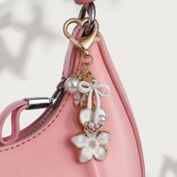 Porte-clés élégant classique avec pendentif cœur et nœud, imitation perle, matériau émail goutte d'huile, porte-clés papillon coloré, accessoires de sac mignons