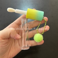 ISMAN En gros, Tube de brillant à lèvres 6ml avec porte-clés pompon en peluche, applicateur à grande brosse transparente, emballage personnalisable avec logo, pour brillant à lèvres et huile à lèvres