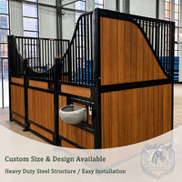 Équipement d'écurie pour chevaux directement de l'usine, box pour chevaux, solutions de box personnalisées avec structure en acier et panneaux en bambou