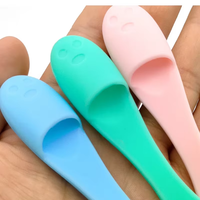 Nouvelle brosse nettoyante faciale en silicone couleur macaron 2026, forme patte de chat, lavable, avec trou de suspension pour pores du nez