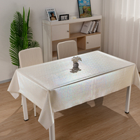 Nappe rectangulaire RNPT en tissu nacré irisé champagne à motif discret pour restaurant