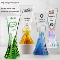 Trophée en cristal de verre gravé sur mesure haut de gamme en forme de sommet de montagne pour la reconnaissance annuelle des employés exceptionnels