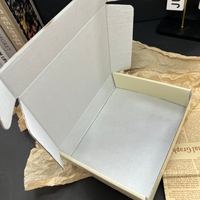 Boîte à courrier personnalisée en blanc crème avec illustration florale vintage pour des cadeaux de luxe et un emballage de marque