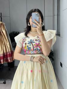 Robe longue Kalamkari traditionnelle de qualité supérieure, fabriquée à la main, pour les tenues festives, les événements culturels et les célébrations ethniques en provenance d'Inde - Product Image 4