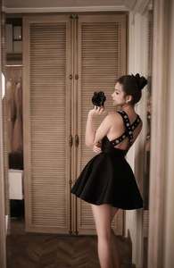 Vestido de Fiesta Pequeño al por Mayor OEM Elegante Negro de Verano de Satén Estilo Skater Mini Vestido con Espalda Cruzada de Perlas Sin Mangas para Baile de Graduación Cóctel - Product Image 5