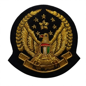 Badges brodés à la main avec des paillettes et des décorations métalliques, bouton de marque internationale sur le badge - Product Image 3