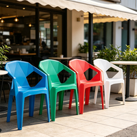 Chaise de salle à manger en plastique légère, imperméable et écologique, directement de l'usine, pour l'adaptation sur mesure aux zones de restauration de bistrots de rue et de complexes hôteliers