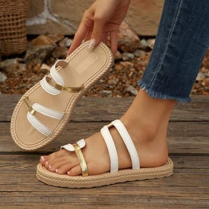 Sandales plates pour femmes, à brides contrastantes dorées, à bords tressés, à bout ouvert, faciles à enfiler, pour l'été et la plage, chaussures décontractées - Product Image 4