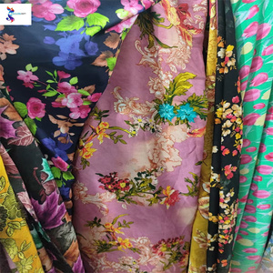 Productos listos Proveedor de fábrica Venta al por mayor rápida de tejido de poliéster Masa Impreso Flocado Stock Tela para prendas de vestir - Product Image 4