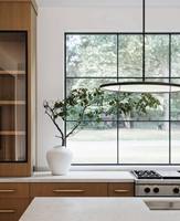 Tendance 2026 : Meuble de cuisine Slim Shaker en chêne blanc avec panneau de porte laqué, construction en contreplaqué, évier inclus, pour usage commercial