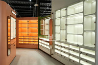 Maßgefertigte LED-Glas-Schmuckvitrine, Hölzerner Schmuck-Wandschrank, Vertikaler Boutique-Ausstellungsschrank für Geschäfte