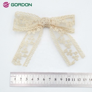 Lazo Pre-Atado Bordado con Encaje Rosa Gordon - Poliéster Ecológico y Duradero para Botellas de Perfume, Cajas de Regalo y Prendas - Product Image 5