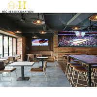 Comptoir de bar de style moderne, design en bois et métal, vitrine de présentation pour bar avec logo lumineux LED