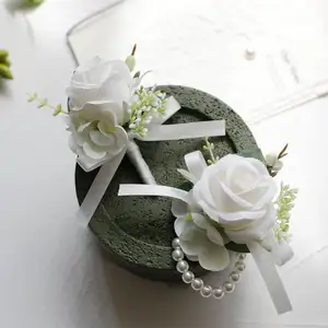 कोरियाई यूरोपीय शैली के सफेद गुलाब कृत्रिम फूल दुल्हन की सहेलियों की शादी की कलाई के फूल दूल्हा और बेस्ट मैन शादी का कोर्सेज