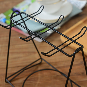 Venta al por mayor barato triángulo <span class=keywords><strong>metal</strong></span> negro 6 gancho escritorio taza de té platillo almacenamiento taza de café soporte estante tazas soporte para Cocina - Product Image 3