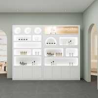 Vitrines de présentation de produits de soin en bois au design minimaliste pour salons de beauté - Mobilier commercial moderne, écologique et durable