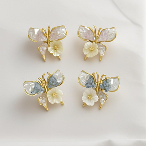 Aretes de Botón Dulces y Lindos de Primavera Verano para Mujer Estilo Coreano con Degradado Azul y Rosa de Cristal Mariposa Concha y Flor al por Mayor - Product Image 5