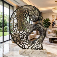 Statue d'art abstrait décorative de luxe moderne noire en forme de figurine féminine ajourée pour hôtel, ornement artisanal de bureau, vente en gros