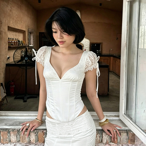 Blusa Elegante de Satén Blanco con Encaje Francés, Manga Corta, Cintura Ajustada con Lazo, Cuello en V, Ajustada y Básica para Mujer - Product Image 1