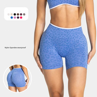 Shorts Deportivos Ajustados de Yoga con Estampado de Leopardo, de Nylon y Spandex, con Logotipo en la Pierna Izquierda y Cintura Elástica, Ecológicos para Actividades al Aire Libre