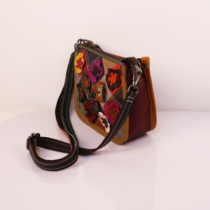 <span class=keywords><strong>Borsa</strong></span> a <span class=keywords><strong>Tracolla</strong></span> Vintage in Vera Pelle Fatta a Mano per Donna, <span class=keywords><strong>Motivi</strong></span> Geometrici Floreali Colorati con Patchwork e Colori Contrastanti - Product Image 2