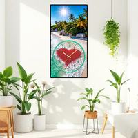 Horloge en porcelaine avec peinture de paysage de plage tranquille, cocotiers et cœurs rouges