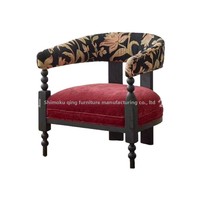 Fauteuil d'appoint vintage en bois fait main de style français avec accoudoirs incurvés en lin floral et coussin en chenille rouge pour salon