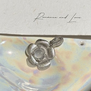 จี้หยกโฟมน้ำแข็งเงินแท้ S925 ดีไซน์เฉพาะตัว เรียบง่าย ทันสมัย สไตล์วินเทจ ลายดอกไม้เล็กขัดเงา - Product Image 3