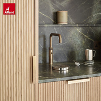 Armoires de cuisine en bois nervuré Allandgroup avec plan de travail en résine et robinet, design moderne pour appartement et salle à manger