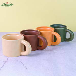 Mug en céramique vierge bicolore à base carrée pour sublimation, avec poignée carrée, prêt pour transfert thermique, personnalisable avec logo et photo, vente en gros - Product Image 4