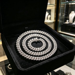 Chaîne cubaine en moissanite de luxe sur mesure de qualité supérieure avec fermoir sécurisé pour un style quotidien, disponible à un bon prix - Product Image 1